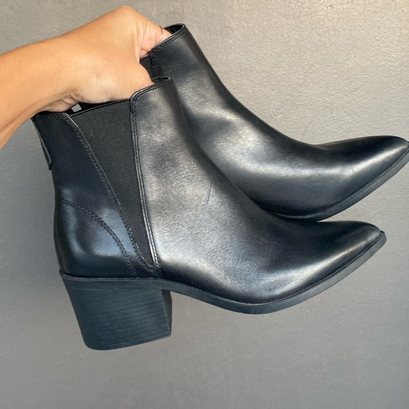 Steve Madden size 10 Black leather ankle boots / Chelsea booties - Picture 1 of 13